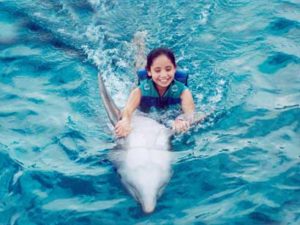 img_girl-dolphin