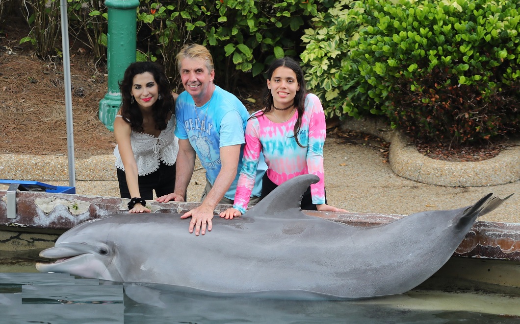 family photo with dolphin at Seaworld family photo with dolphin at Seaworld